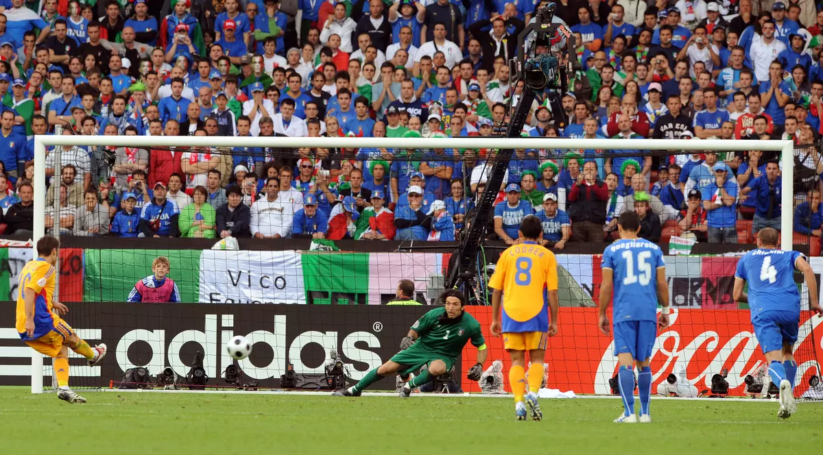 România, după 8 ani la EURO! Turneele finale la care au participat tricolorii. ^Ultima competiție majoră, EURO 2008, a fost dusă de generația lui Cristi Chivu și Adrian Mutu / GALERIE FOTO
