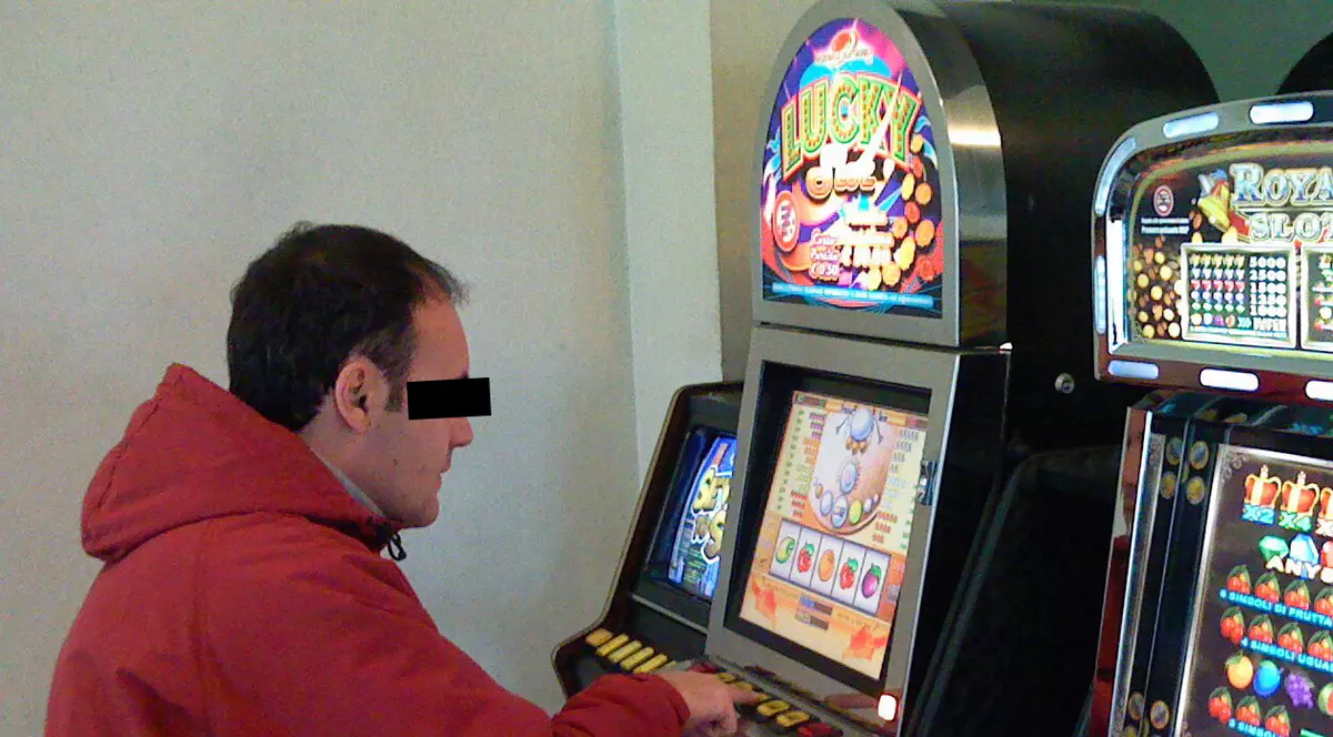 Cu cagula pe față și-a tâlhărit soția! Bărbatul a tocat o mare parte din bani la păcănele