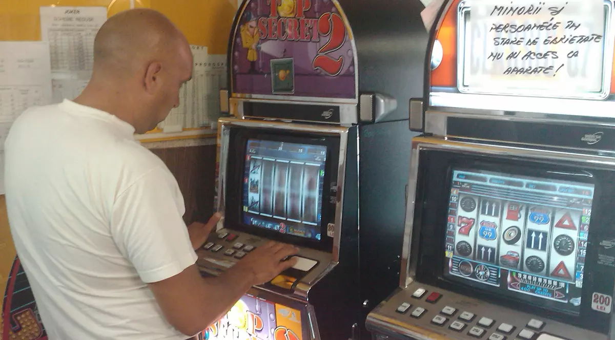 Au furat 5 milioane € cu păcănele «aranjate»! Patronii umblau la softurile aparatelor și jucătorii ieșeanu numai în pierdere