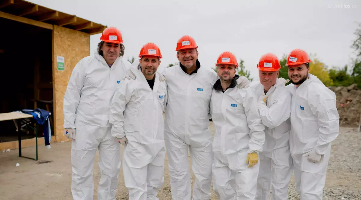 Proconsul au ajuns la ”sapă de lemn”!  Rockerii au ajutat la construcția de noi case