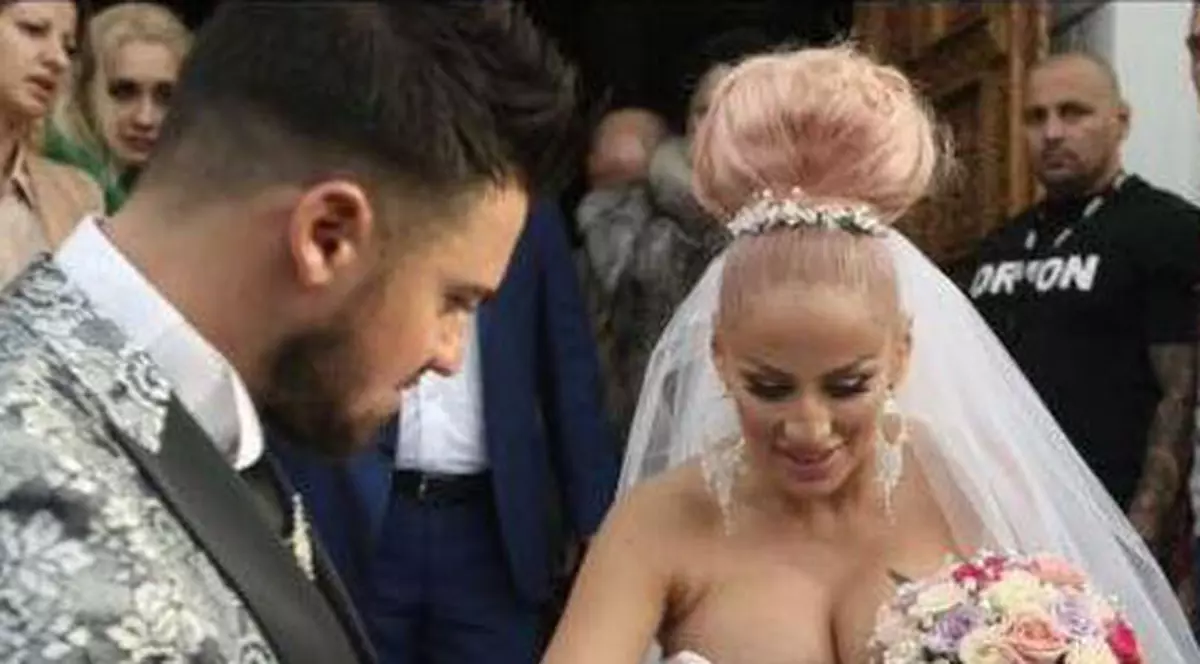 Transformare radicală pentru Sânziana Buruiană! La nuntă cu sânii pe afară, după ce a devenit nevastă - de nerecunoscut! | FOTO