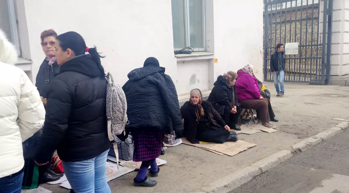 SFÂNTA PARASCHEVA: Au dormit sub cerul liber ca să prindă loc la Sf. Parascheva