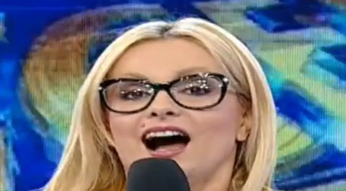Simona Gherghe a scos "porumbelul" în direct! Şi ea a izbucnit în râs când şi-a dat seama ce gafă a făcut 