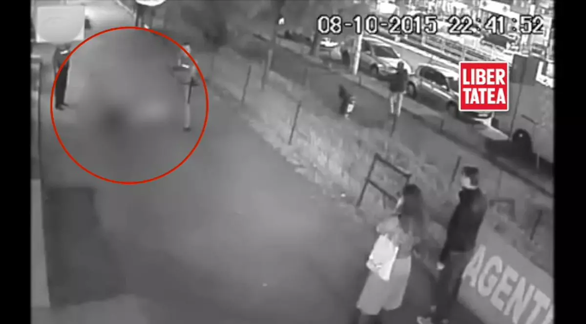 EXCLUSIV | ATENȚIE, IMAGINI CU PUTERNIC IMPACT EMOȚIONAL | Momentele în care o mamă și-a aruncat copilul pe geam, iar apoi s-a sinucis, surprinse de camerele de supraveghere