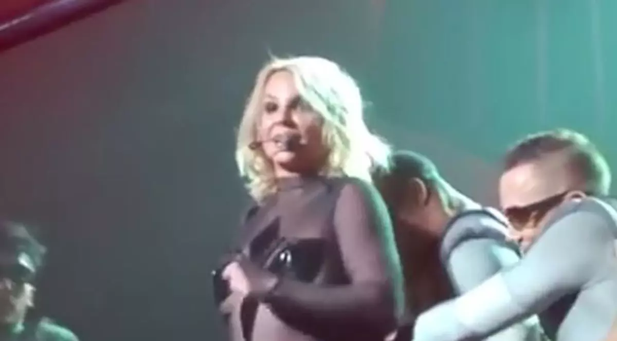 Accident vestimentar ruşinos! Britney Spears, la un pas de a rămâne în fundul gol, pe scenă | VIDEO