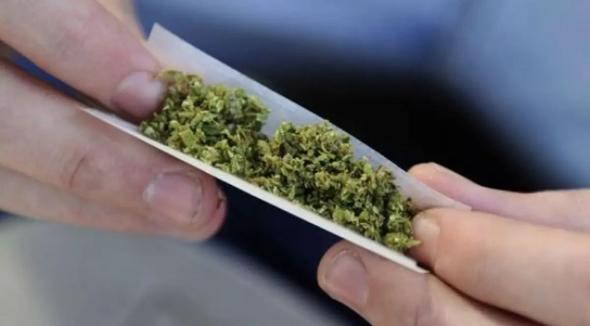 Adolescentă de 15 ani, găsită leşinată pe stradă, după ce a consumat droguri