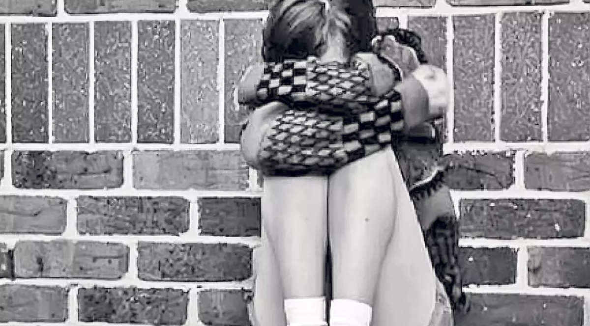 Perversul repeta violul ca să iasă bine filmarea | Timp de doi ani, o fată a fost abuzată sexual de concubinul mamei ei