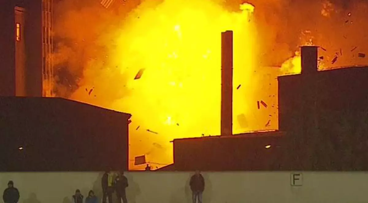 Adrian Szabo, antrenorul lui FC Brașov, despre încendiul produs pe finalul meciului cu CSM Rm. Vâlcea, lângă arena Tineretului: ”Am crezut ca focul vine peste noi!”. Un muncitor a murit, cinci persoane sunt rănite