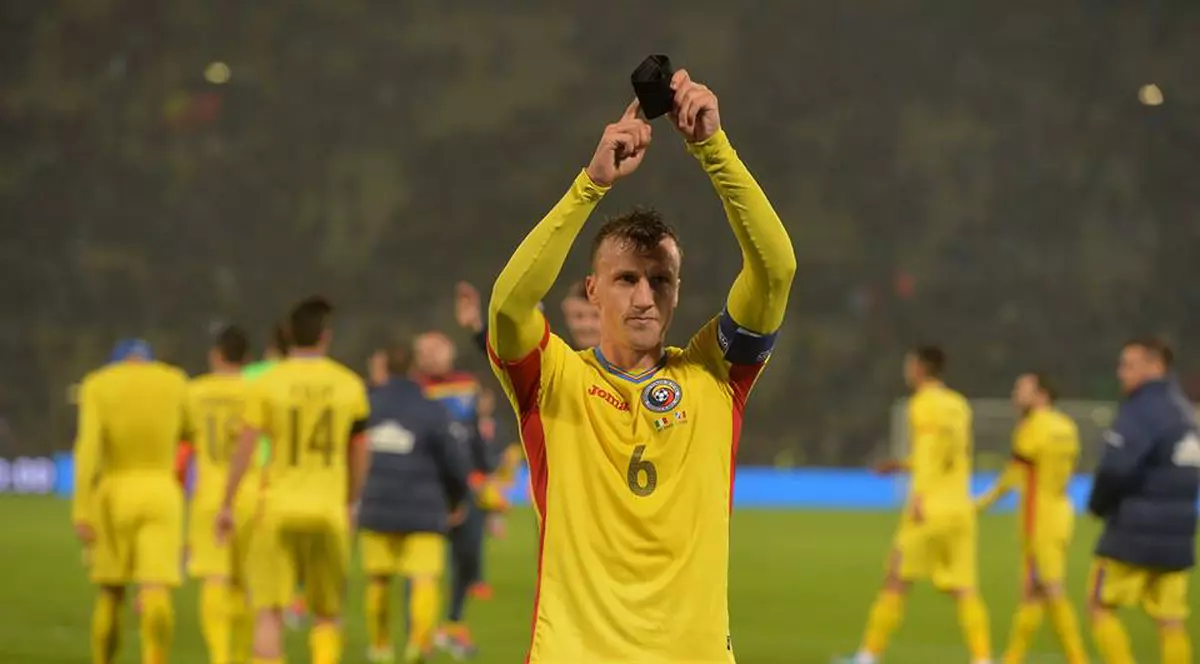 Gest emoționant făcut de Vlad Chiricheș. Fundașul naționalei României i-a dăruit tricoul de la meciul cu Italia tatălui unei victime din Colectiv