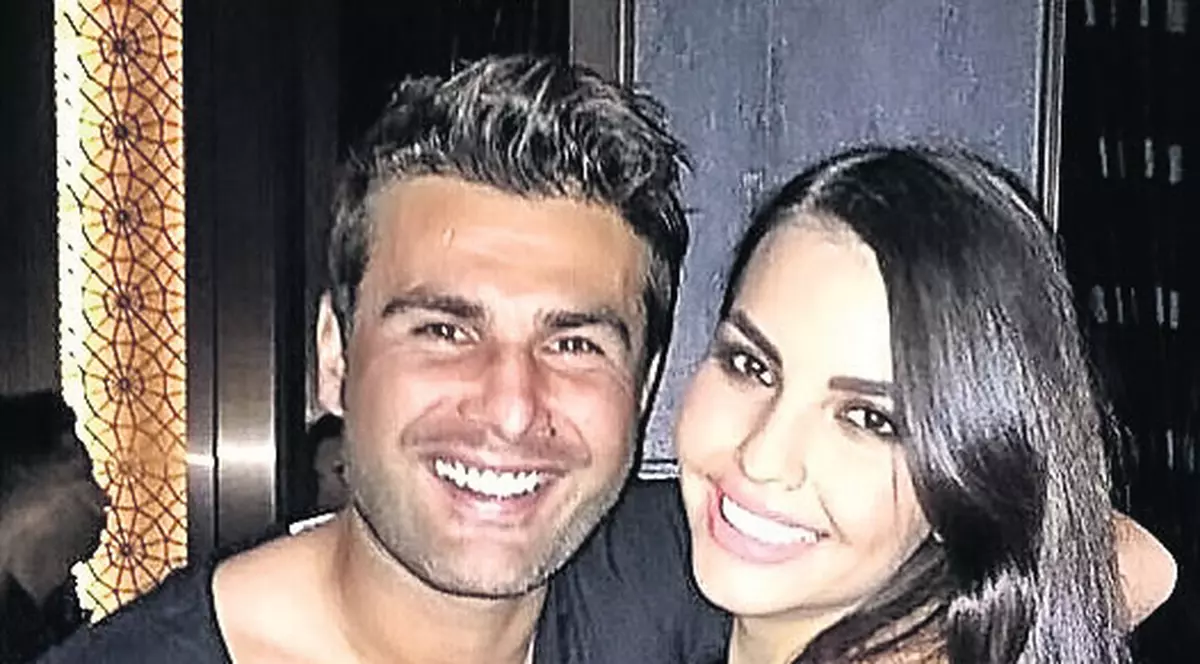 De pe FACEBOOK adunate: «Mă bucur de fiecare moment cu superba mea iubită»