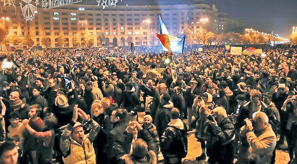 Forța străzii dă jos guverne! Explicația specialiștilor: «Societatea civilă a devenit importantă»