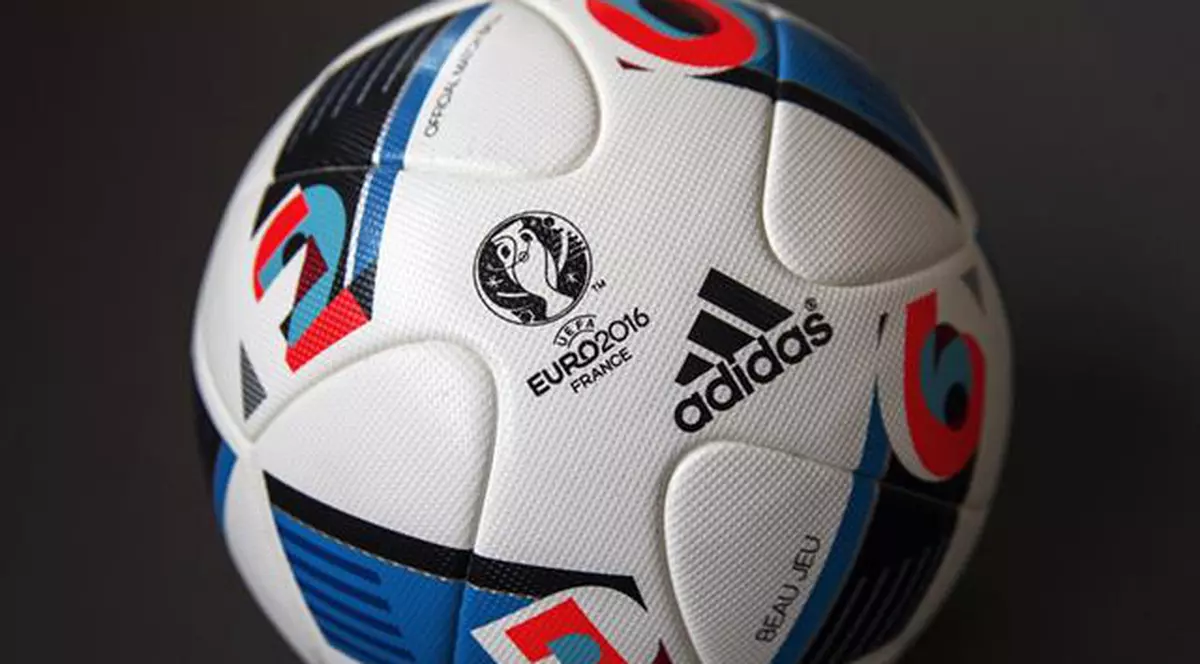 Zidane a prezentat balonul oficial al Euro 2016, "Beau Jeu"