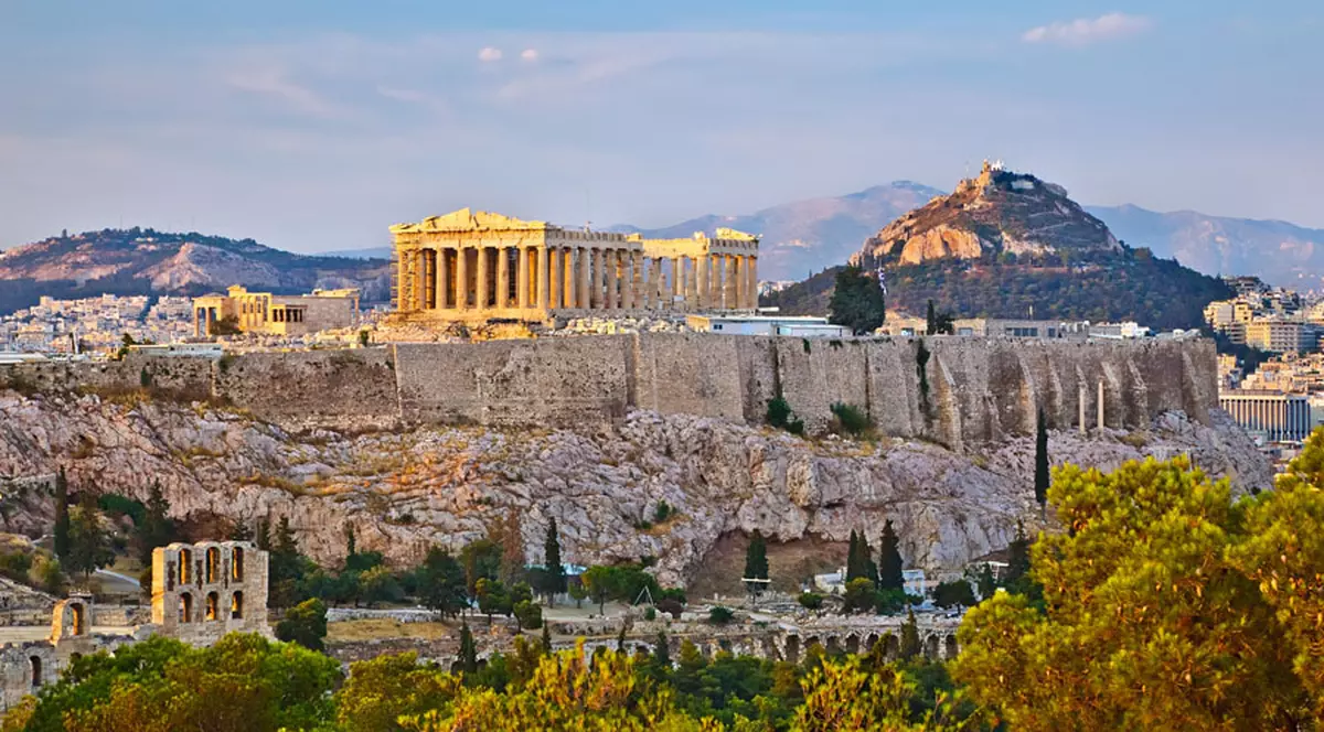 Explozie în Atena! O bombă plasată într-un rucsac a fost detonată în fața Federației Elene de Afaceri