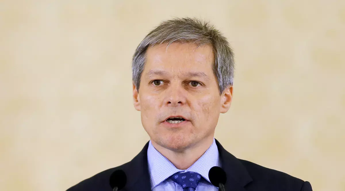 Premierul Dacian Cioloş împlineşte, miercuri, 47 de ani