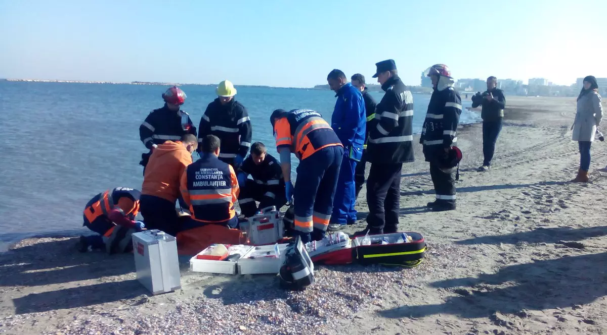 PANICĂ pe plaja din Mamaia! CADAVRU găsit la malul mării!