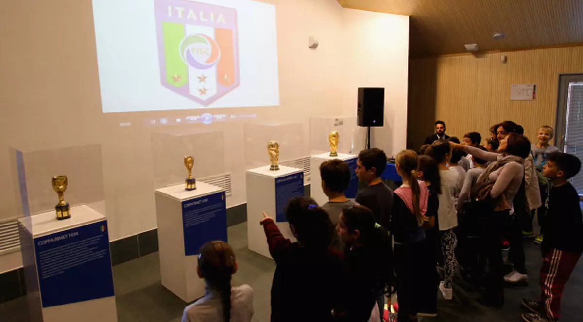 Italienii expun, la Bologna, cele patru Cupe Mondiale pentru a fi admirate de fani