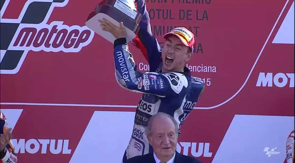 Spaniolul Jorge Lorenzo a învins în ultima etapă de la Valencia și și-a adjudecat titlul mondial la clasa regină. Plecat ultimul, al 26-lea, ”doctorul” Rossi a terminat pe 4, dar n-a fost suficient / FOTO&VIDEO