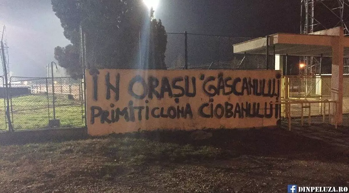 Steaua, contestată puternic și la Pitești, în noua ”casă”. ^Ultrașii au afișat mesaje împotriva patronului Becali