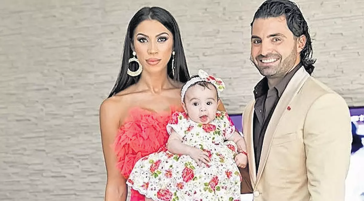 Pepe și Raluca se ocupă împreună de educația celor două fetițe