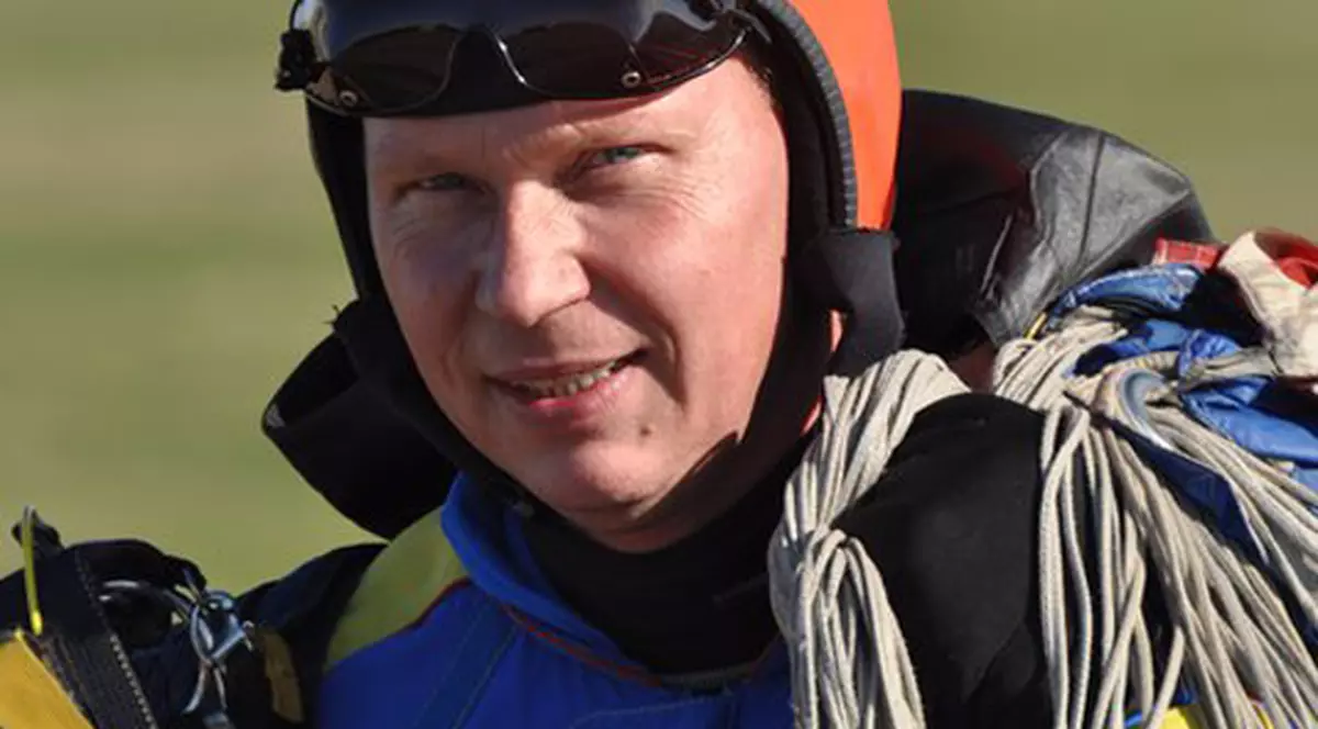 Sute de mesaje de încurajare pentru instructorul paraşutist Adrian Constandache: «Te vrem lângă noi! Ești puternic și vrem să reușești!»