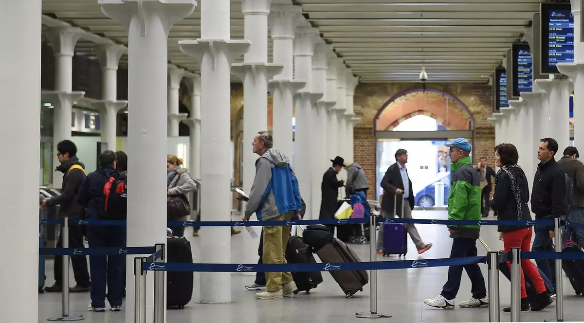 Francez arestat de autorităţi pe un aeroport britanic pentru posesie de armă