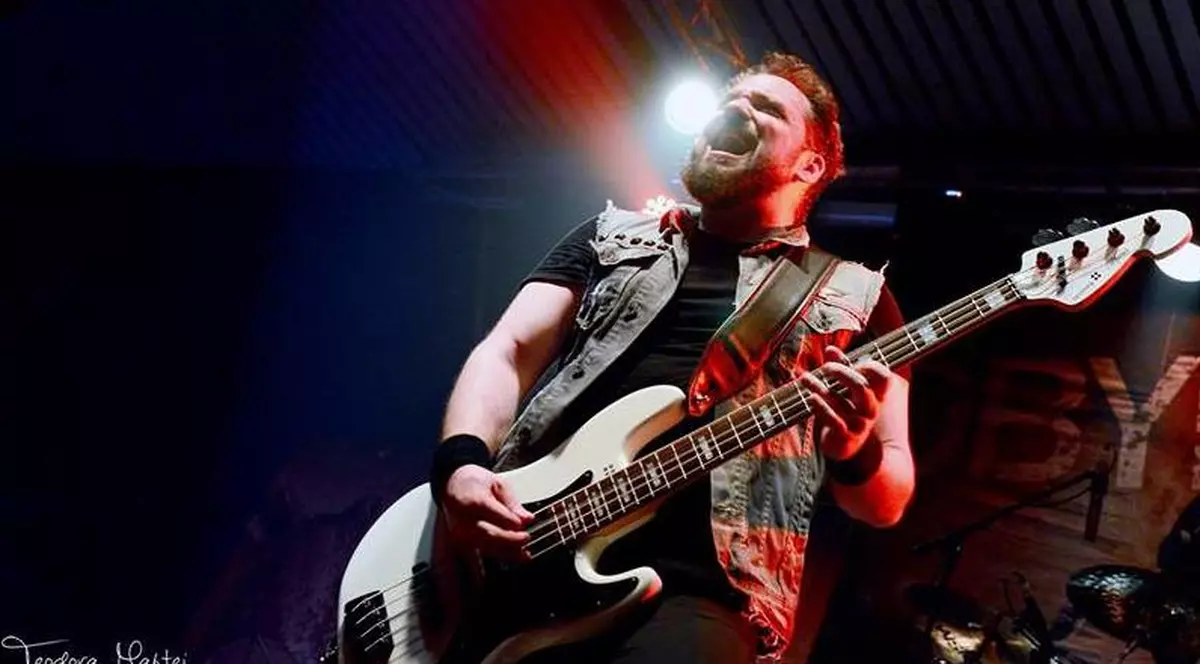 Tragedia din COLECTIV. Alex Pascu, basistul trupei Goodbye to Gravity, transferat într-un spital din Franţa