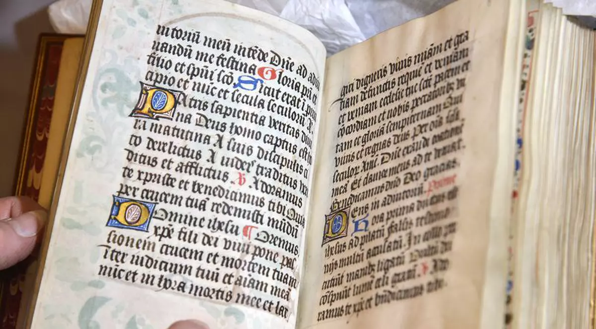 De necrezut! O pagină din Noul Testament, veche de 2000 de ani, scoasă la vânzare pe eBay