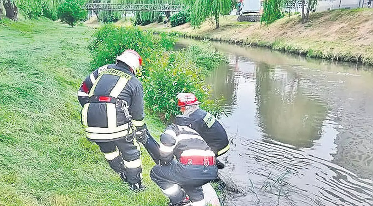 ŞOCANT! O femeie dezbrăcată complet a fost găsită în apele râului Someş 