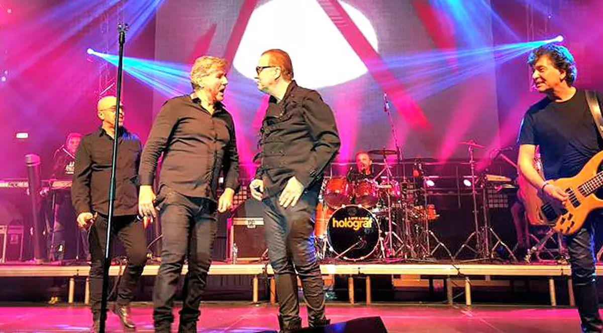 Au îngropat securea războiului după 29 de ani! Sâmbătă, Cotabiță a urcat pe scenă alături de Holograf, fostul său grup