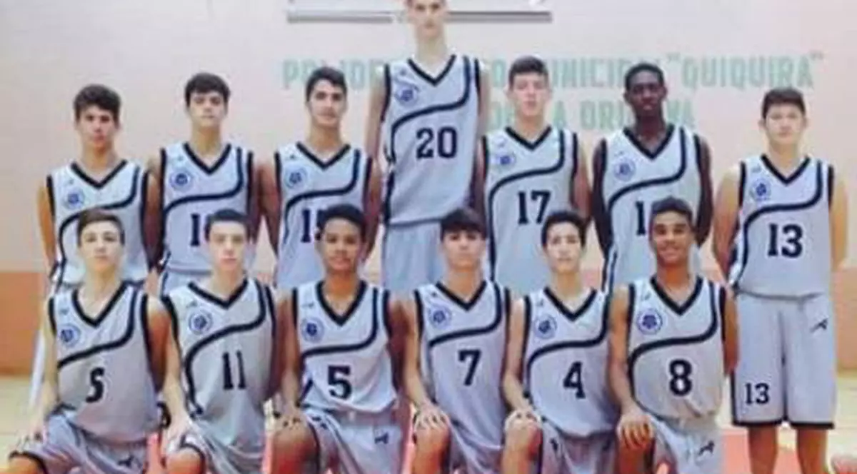 La 15 ani, un arădean măsoară 2,29 metri. Joacă baschet și o ia pe urmele lui Ghiță Mureșan