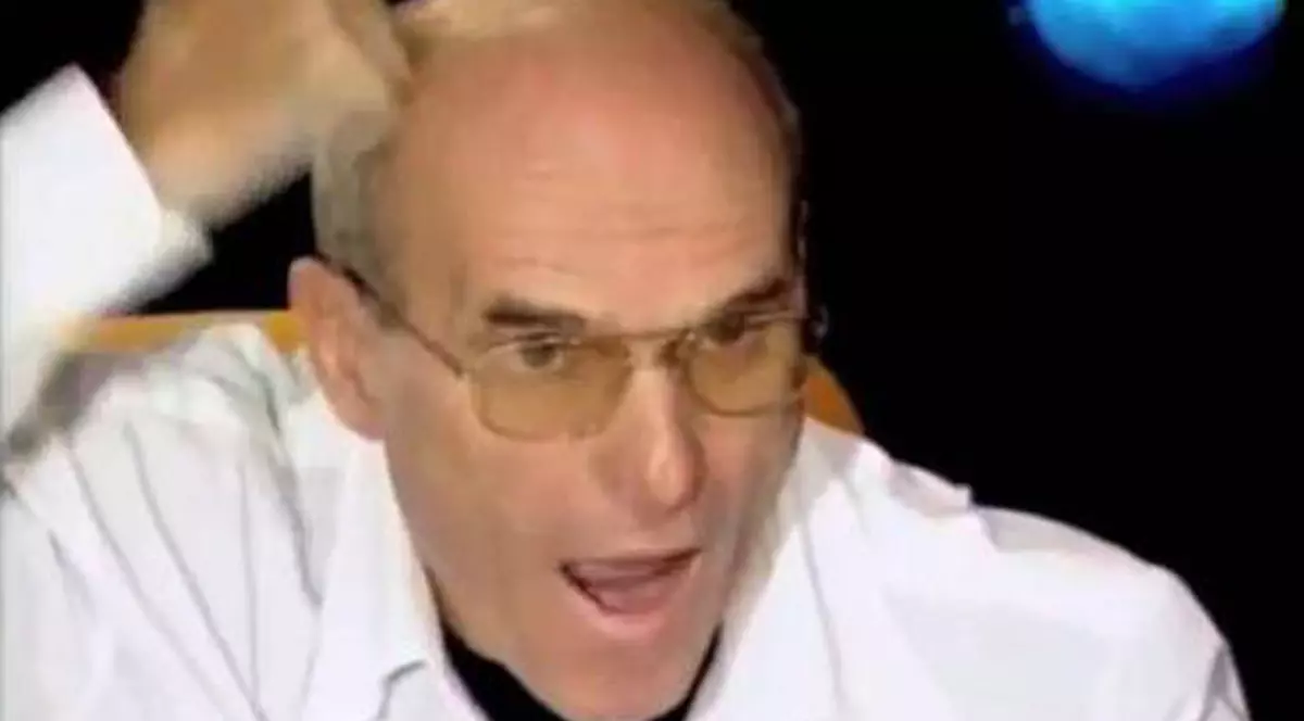 Cristian Tudor Popescu îl face cu ou și cu oțet pe Patriarhul Daniel! "Un tejghetar care poartă valtrapuri"