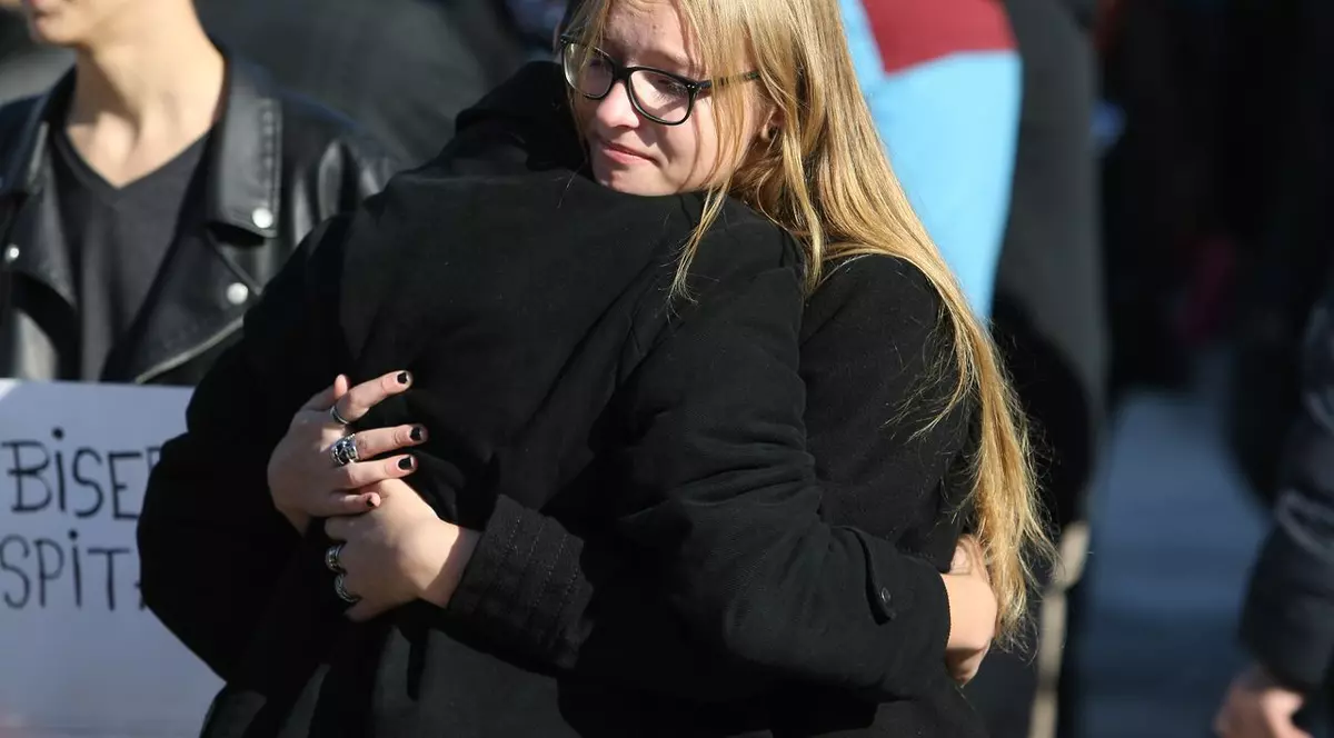 ROMÂNIA PLÂNGE, IMAGINILE DURERII SUNT ZGUDUITOARE. 12.000 de oameni sunt pe stradă, în memoria victimelor din Colectiv | FOTO