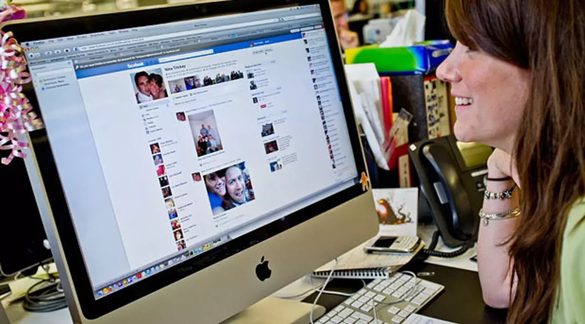 Facebook testează un nou tip de News Feed, spart în două. Apple iMac cu Facebook News Feed deschis