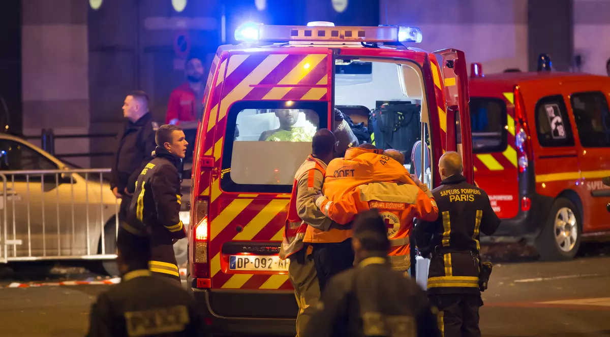 IMAGINI DE GROAZĂ, la Paris. Răniții primesc primul ajutor în ambulanțe | FOTO