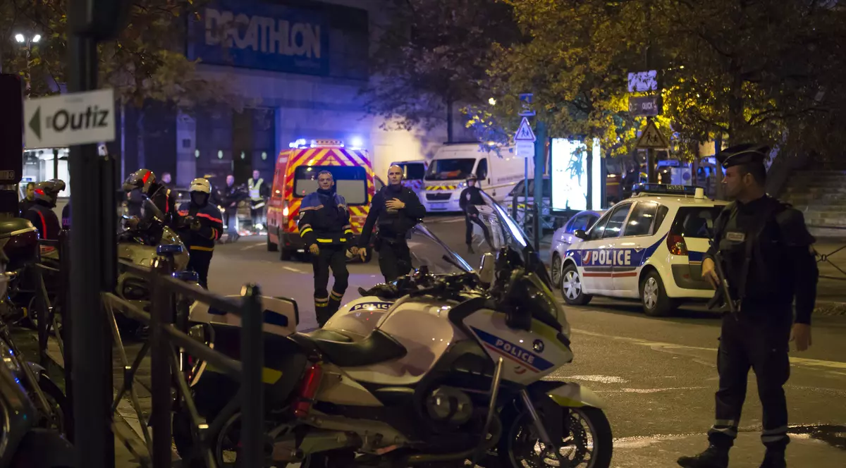 ATACURI TERORISTE la Paris. Mărturii de COȘMAR: ”E măcel. Oamenii zăceau morți, pe jos”