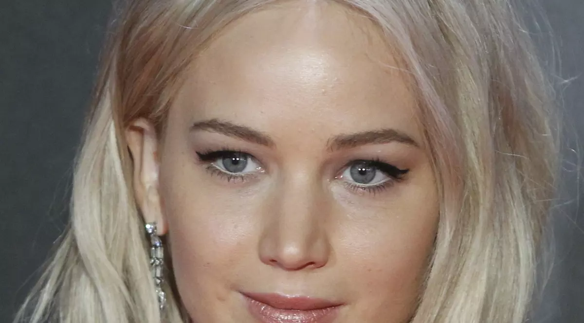 VIDEO | Jennifer Lawrence a căzut din nou pe covorul roșu