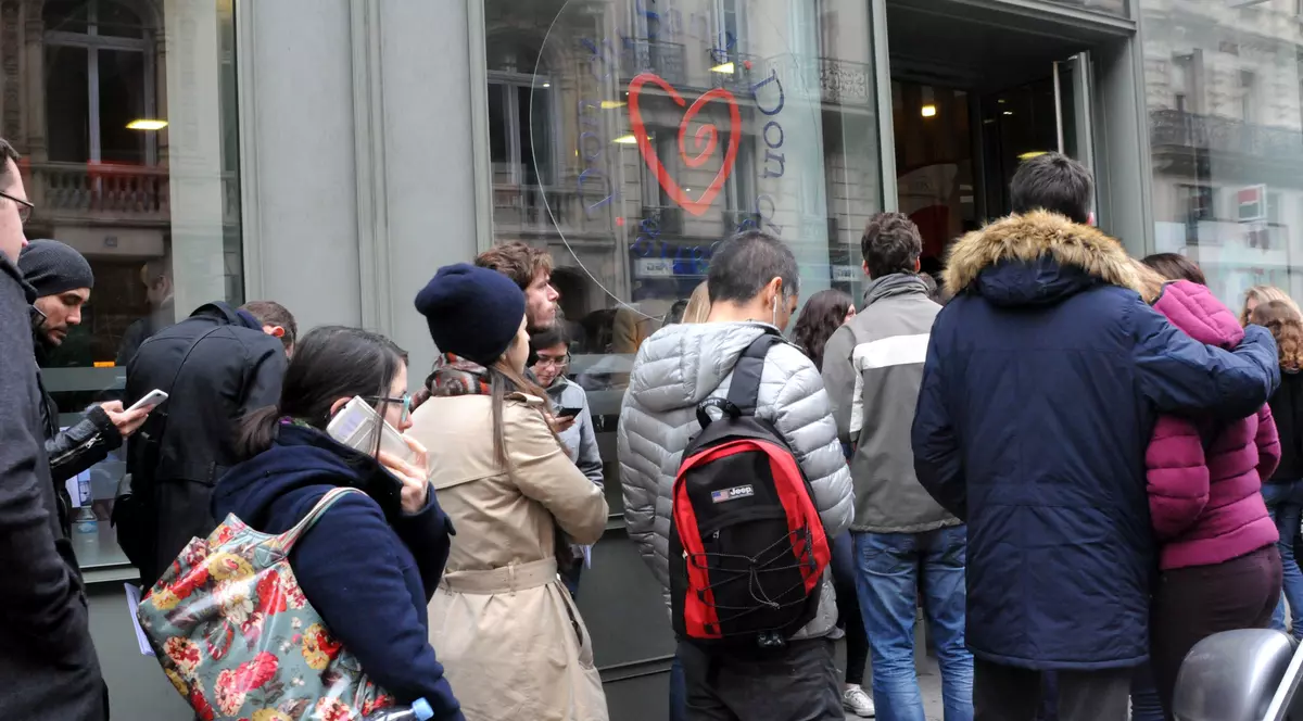 Solidaritate! Cozi interminabile la centrele pariziene de donare de sânge | FOTO