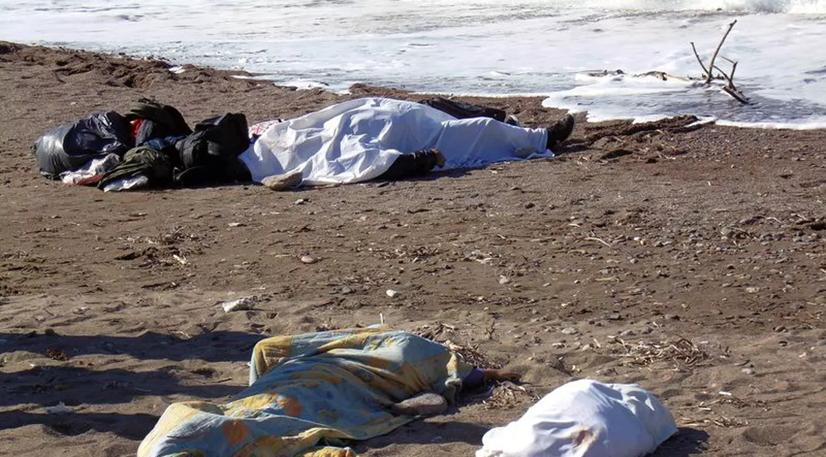 Corpurile a 87 de migranți recuperate pe o plajă din Libia