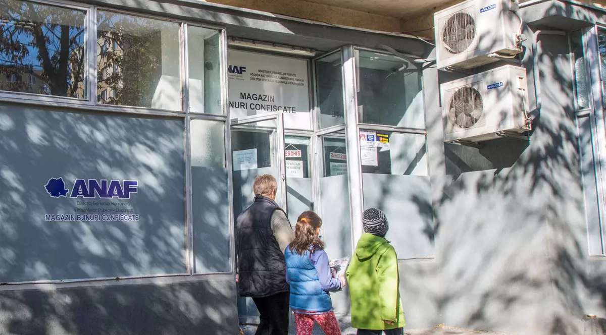 Chilipiruri de la Fisc! Decorațiuni de Crăciun, scutere, căciuli groase și geci de iarnă la prețuri mici