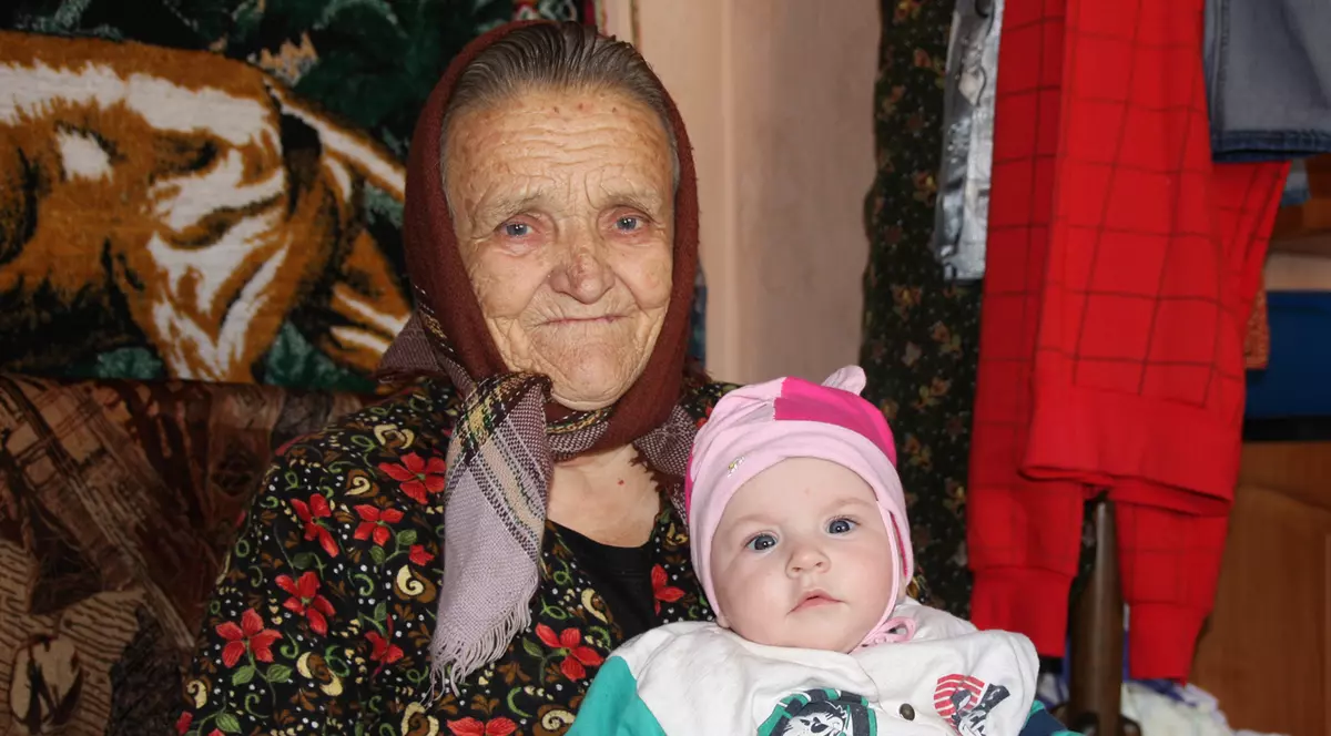 Mamă la 84 de ani! O bătrână și-a salvat strănepoata de pe patul de spital, după ce a fost abandonată