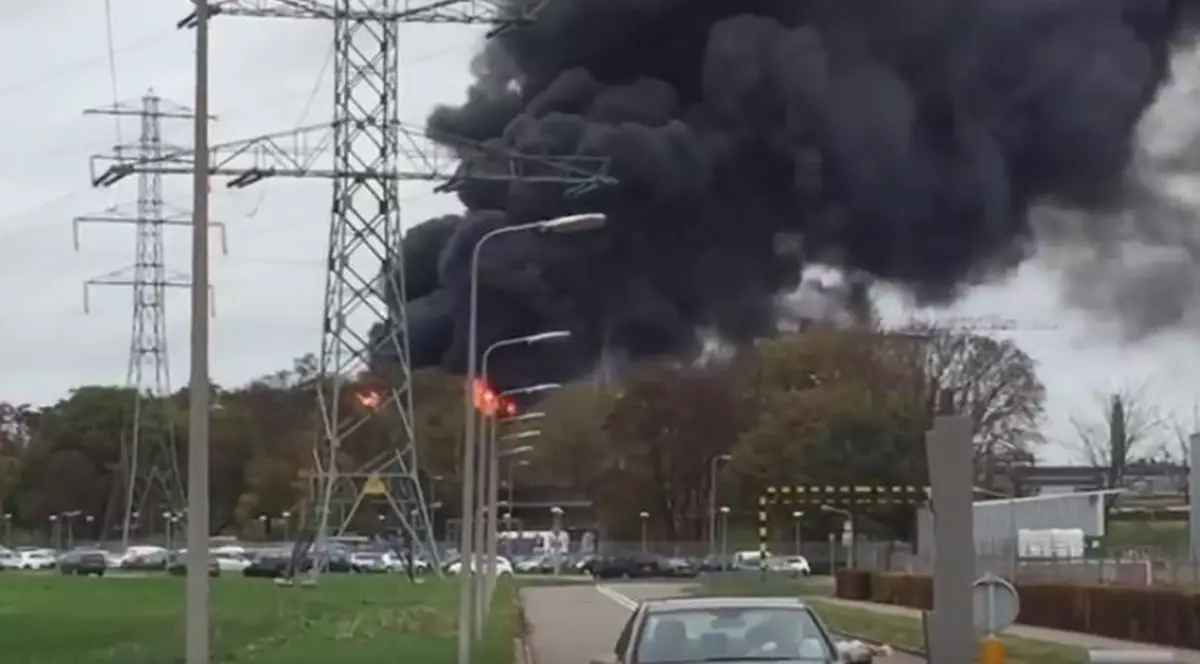 Explozie PUTERNICĂ în OLANDA. Mii de oameni sfătuiți să nu iasă din CASE | VIDEO