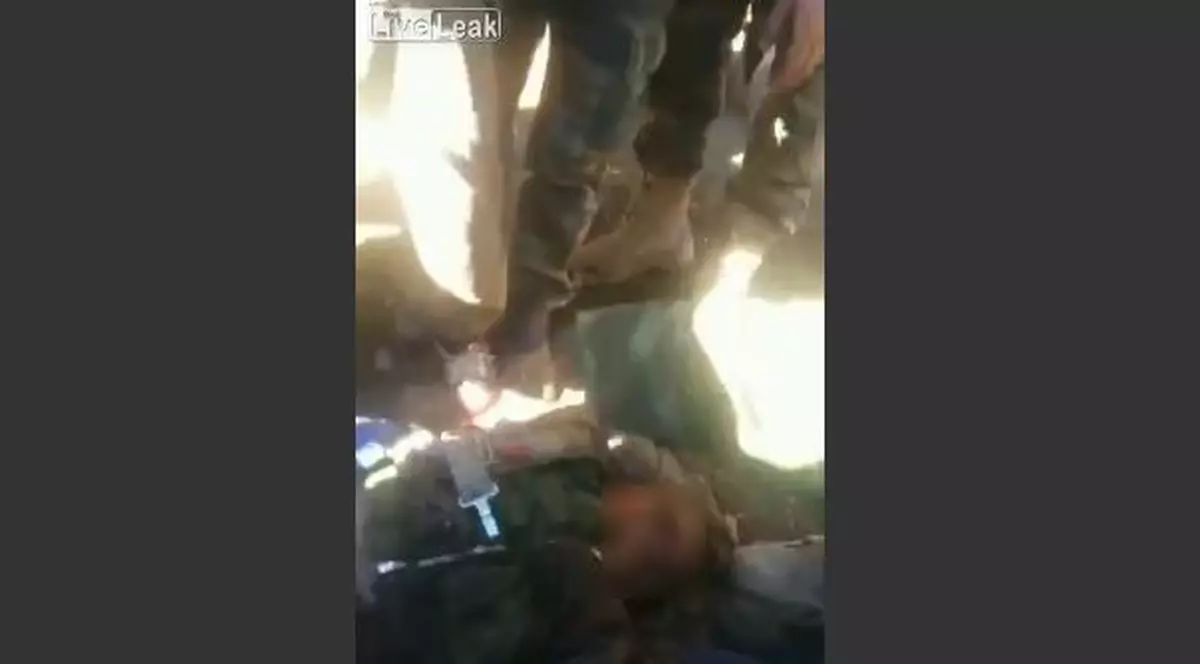 Un pilot rus din avionul doborât a fost ucis de tirurile rebelilor și a ajuns mort la sol | VIDEO