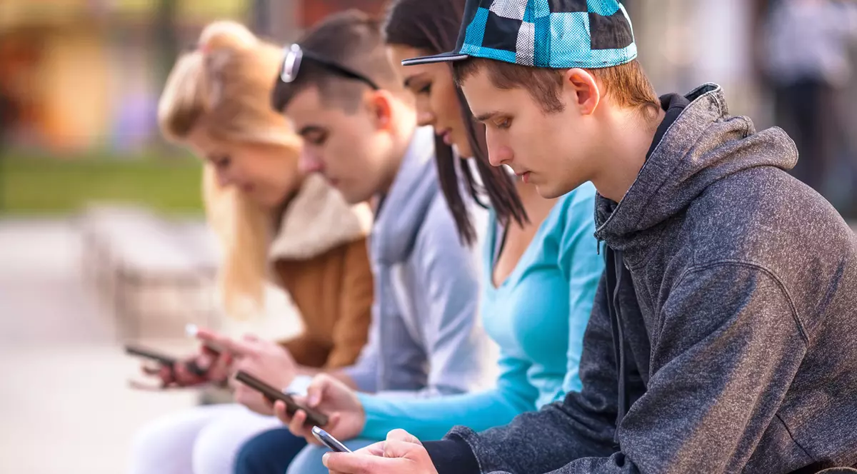 Iar suntem puși pe cheltuială! Au crescut vânzările de telefoane premium cu diagonale mari