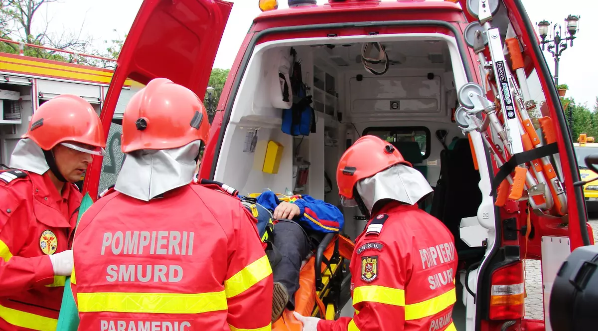 O femeie și-a dat foc în fața Primăriei