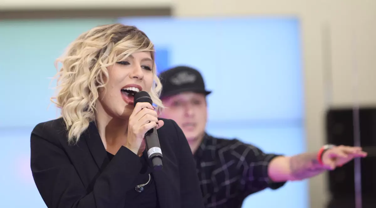 Sore, super activă în luna a cincea de sarcină! Și-a expus burtica de gravidă pe scenă | FOTO