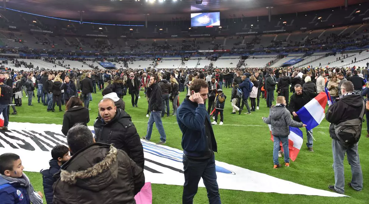 De necrezut! Unul dintre atacatori a încercat să intre pe Stade de France cu o vestă plină cu explozibil