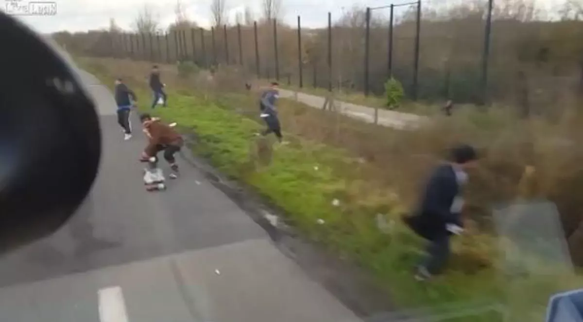 Un şofer de TIR se îndreaptă amenințător spre un grup de imigranţi | VIDEO