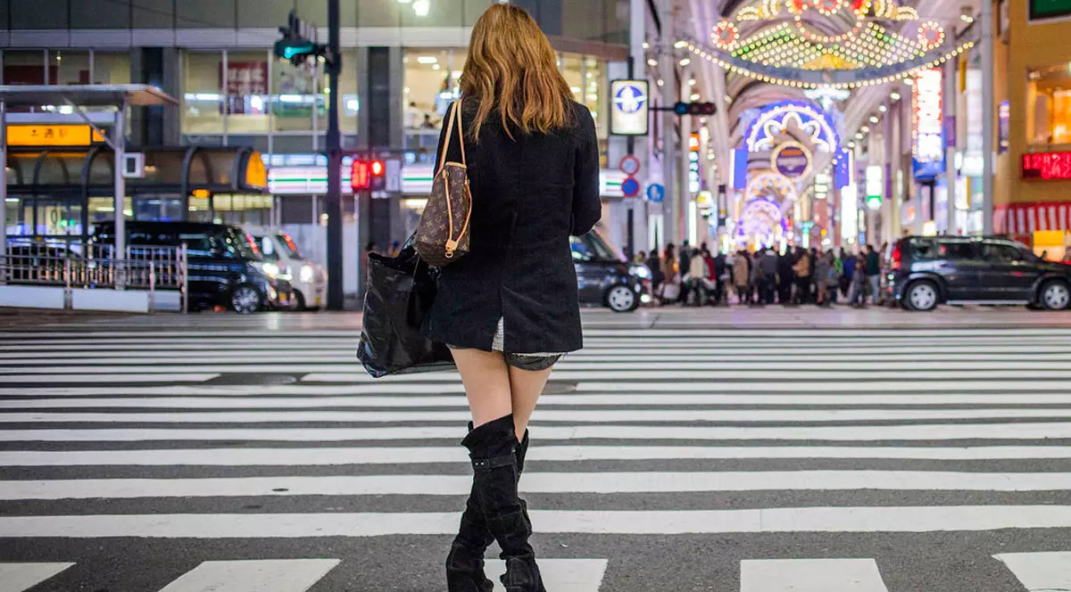 Banc: Doi pensionari stau pe o bancă. Prin faţa lor trece o tânără sexy