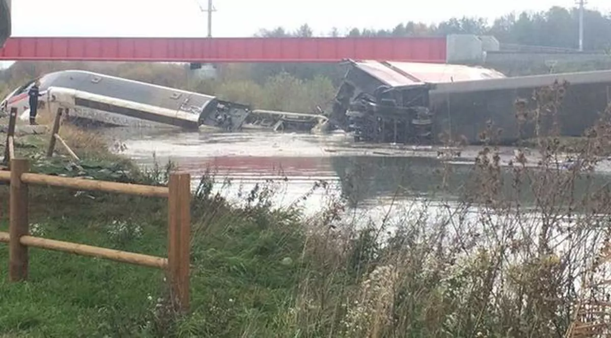 O nouă tragedie în Franţa. Zece morţi, după ce un tren a deraiat şi a luat foc 
