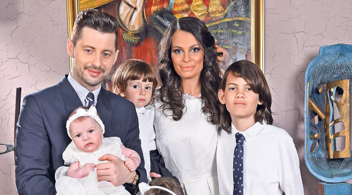 La ei, Moş Nicolae chiar vine cu sacul! Anca Serea şi Adi Sînă au de mulţumit patru copii cu daruri de sărbători